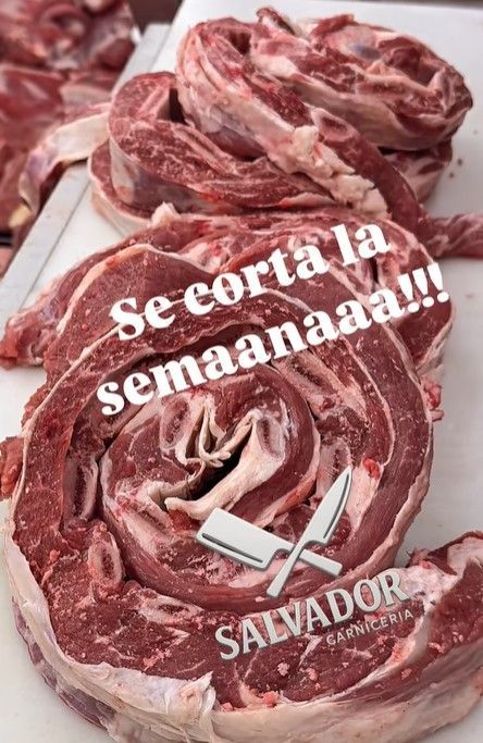 Un montón de carne cruda con las palabras se corta la semanaaaa