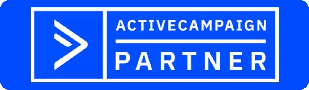 ActiveCampaign-Partnerabzeichen auf blauem Hintergrund mit weißem Logo und Text