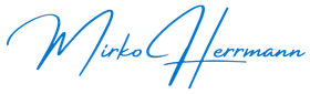 Blaue, handgeschriebene Signatur mit der Aufschrift „Mirko Herrmann“ auf weißem Hintergrund