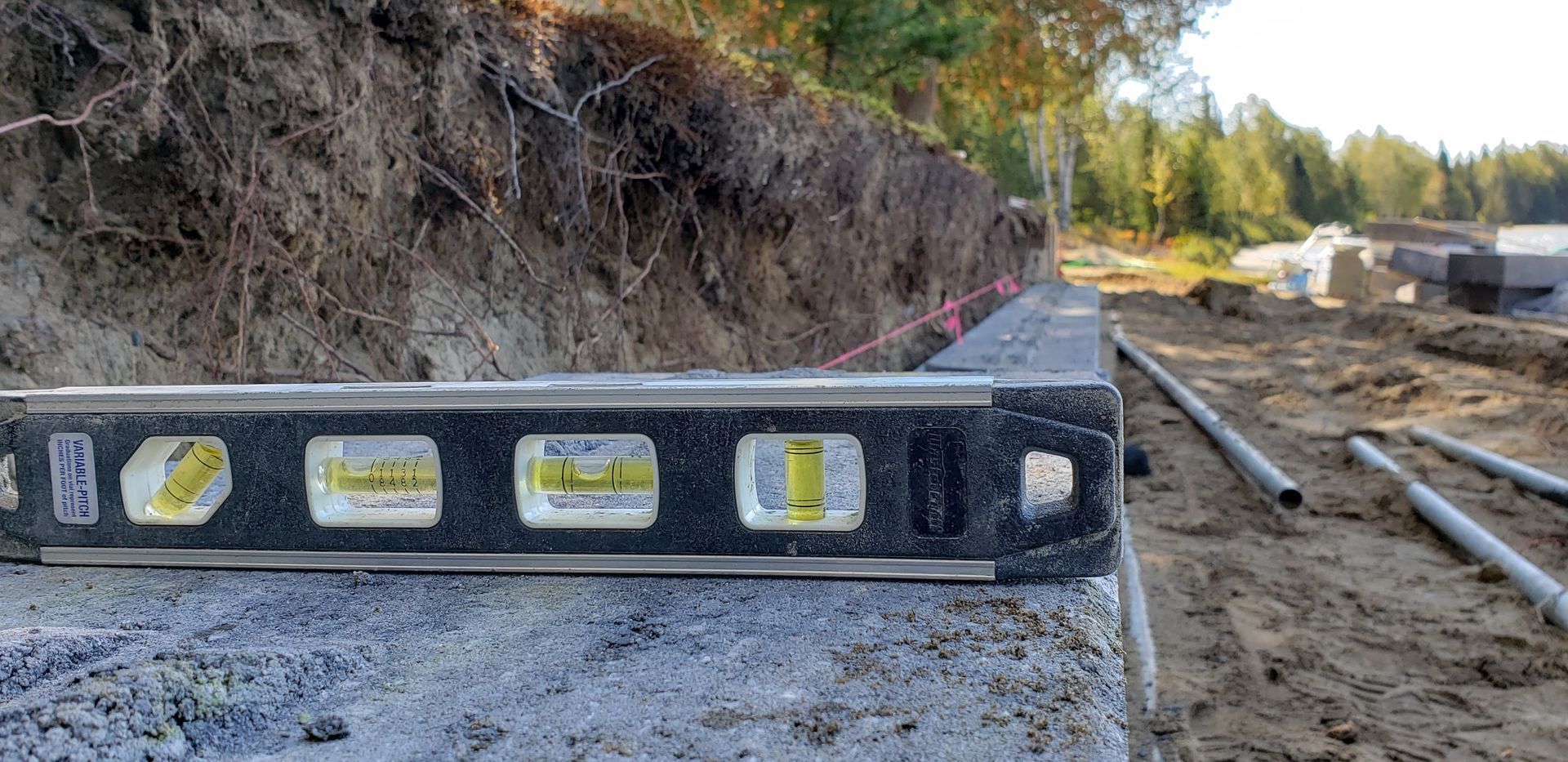Un niveau est posé sur un mur en béton.