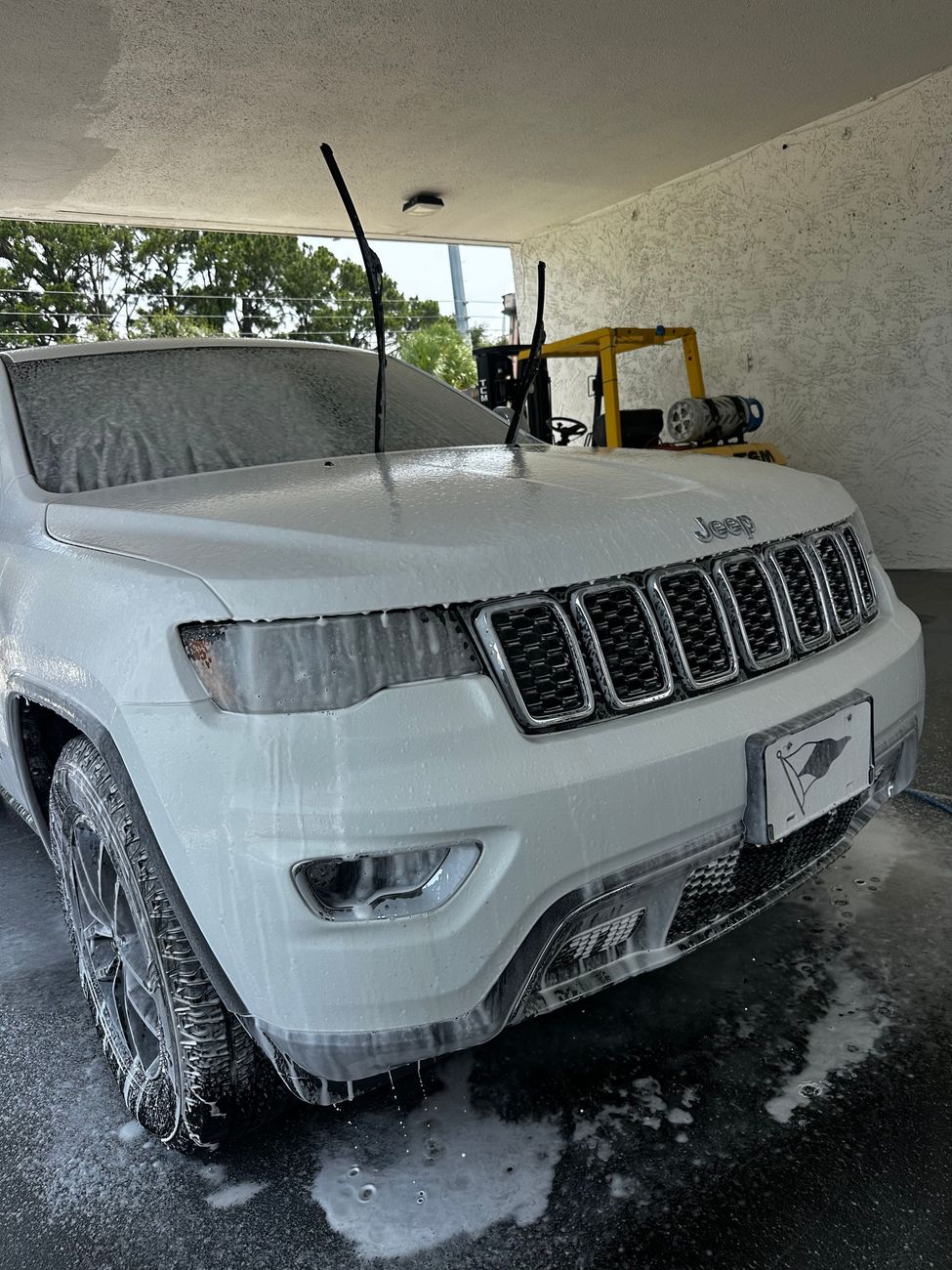 Hennio Torrado applying ceramic coating in studio