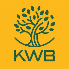 Logo di KWB, raffigurante un albero verde stilizzato su sfondo giallo. Le lettere