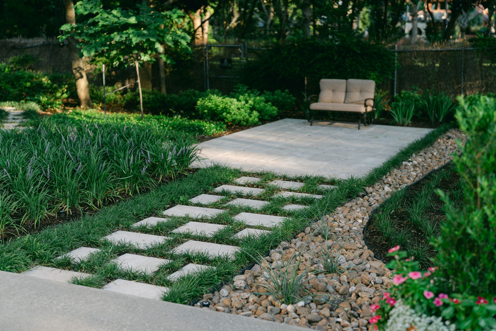 There is a bench in the middle of the garden.