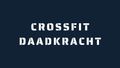 Het CrossFit Daadkracht-logo in wit stencillettertype op een donkerblauwe achtergrond.