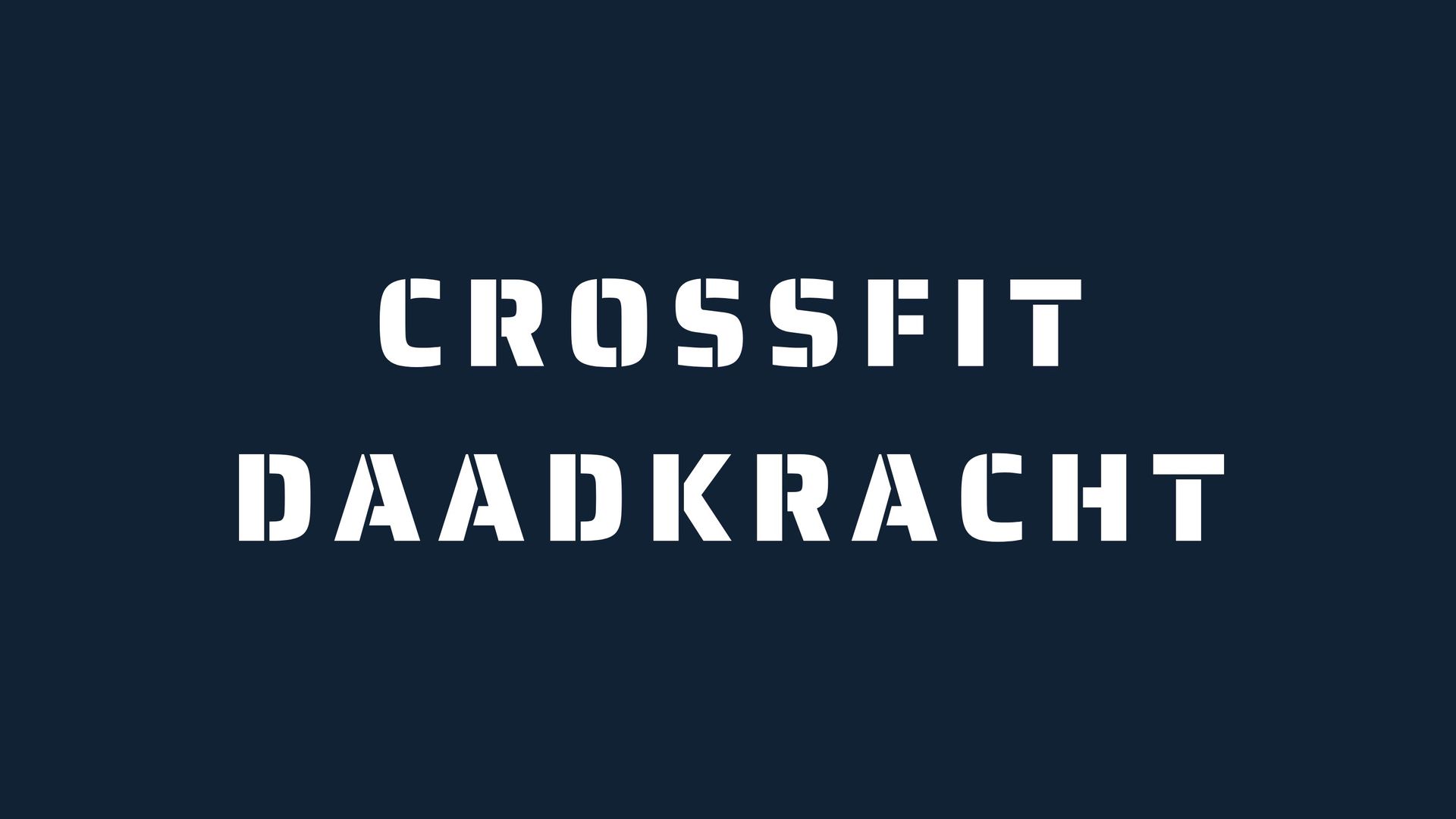 Het CrossFit Daadkracht-logo in wit stencillettertype op een donkerblauwe achtergrond.