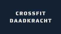 Het CrossFit Daadkracht-logo in wit stencillettertype op een donkerblauwe achtergrond.