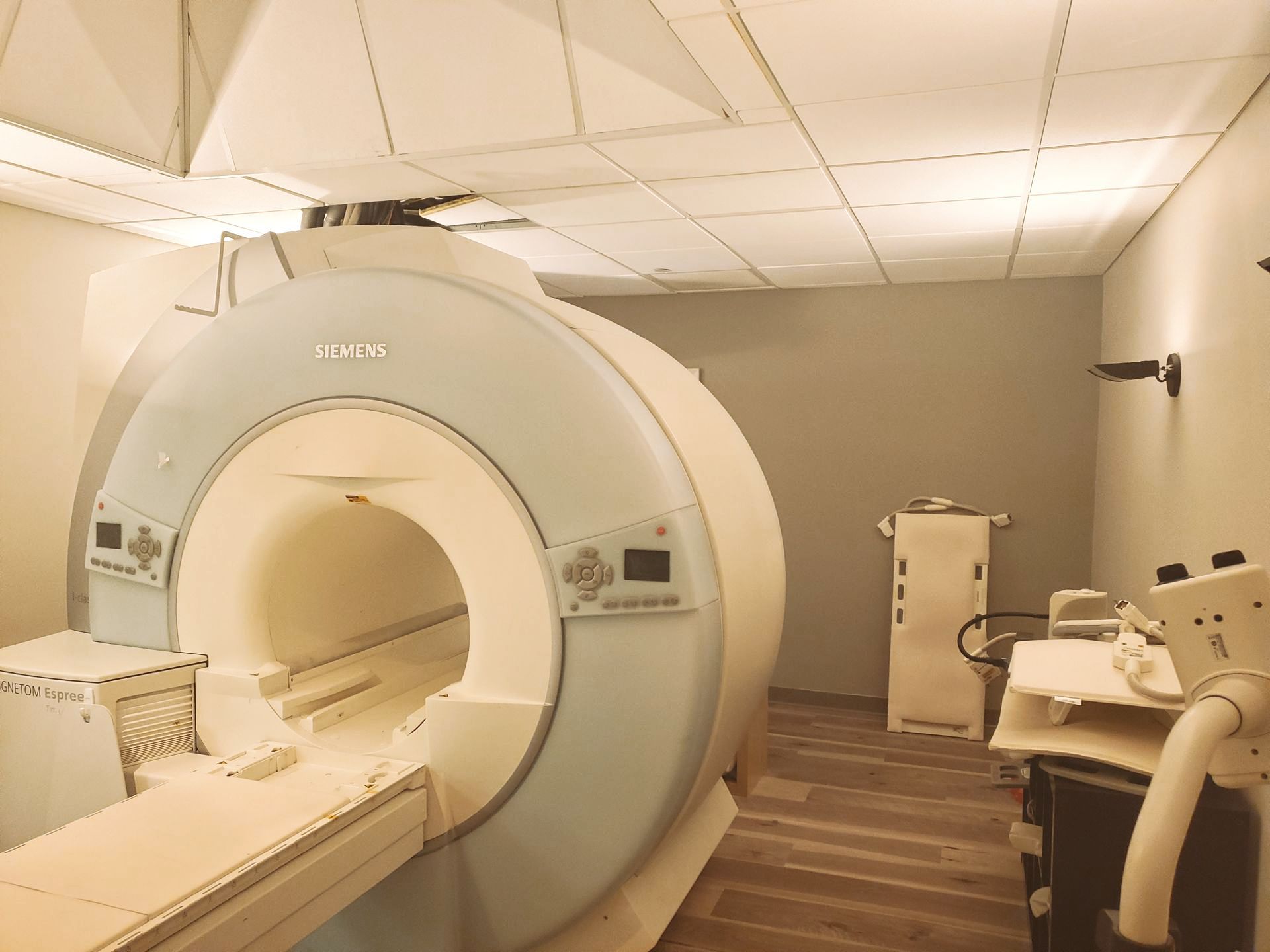 A large mri machine is sitting in a room.