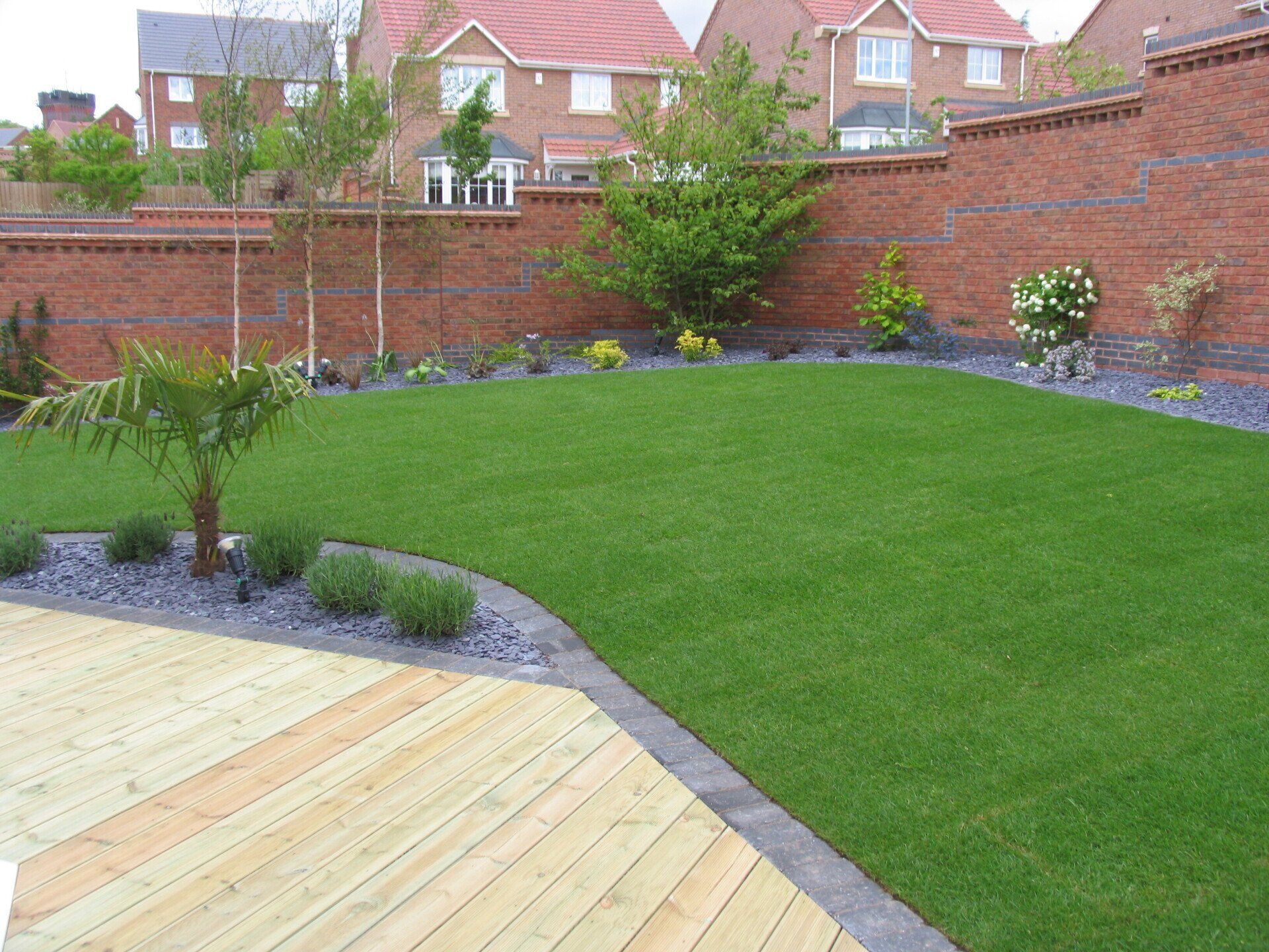 Artificial lawn with curved edgings