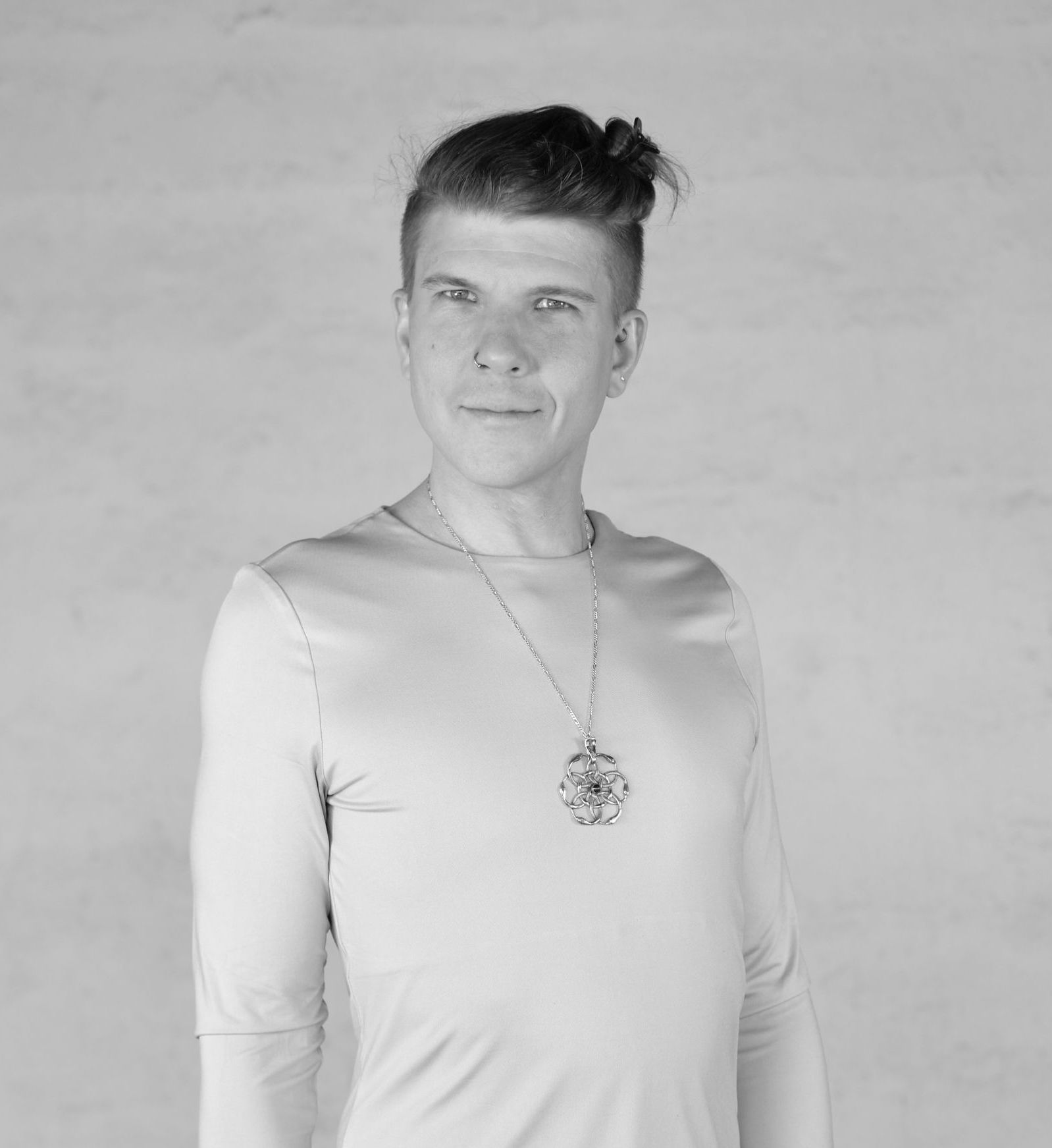 Sam Kauranne, Shibari master, mediator, retreat leader, and skilled de-armouring bodyworker. With expertise in conscious connection and transformative practices, Sam facilitates deep healing and embodiment through his work at ConSensual.
