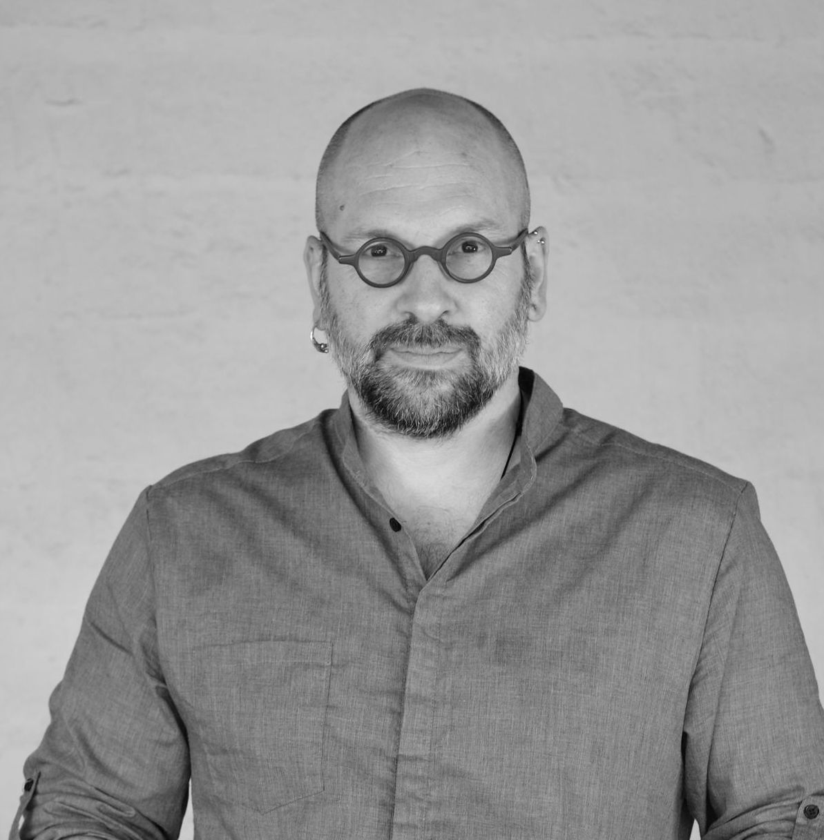 Bas van der Tang, an experienced Human Design coach, Tantric BDSI teacher, and de-armouring specialist. As a core assistant at ConSensual, he supports individuals in deepening their self-awareness, embodying authentic connection, and unlocking their potential through transformative practices.
