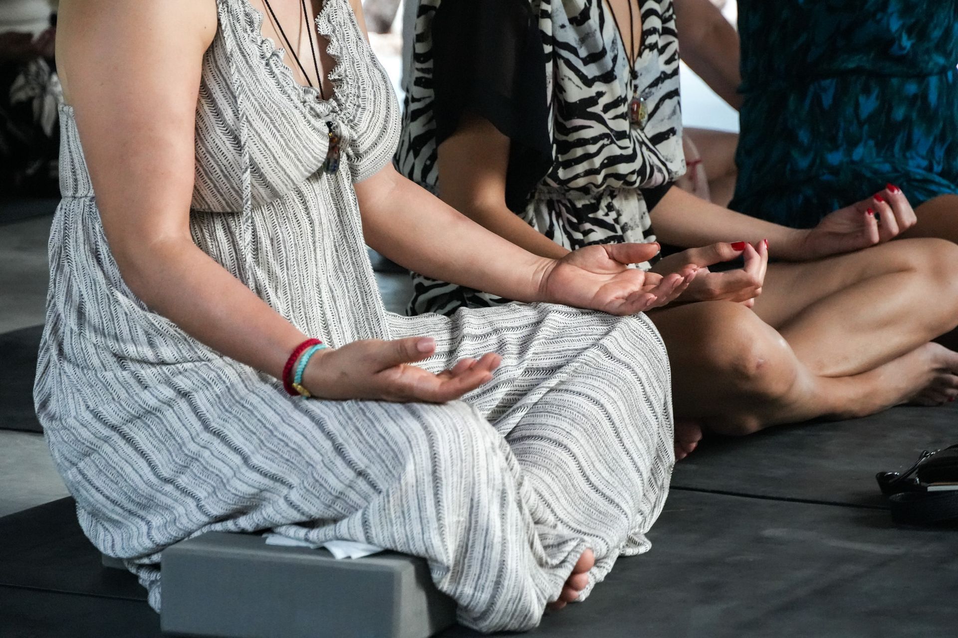 Primer plano de manos en meditación