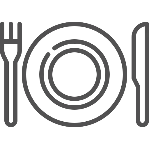 Juego de tenedor, plato y cuchillo para una comida.