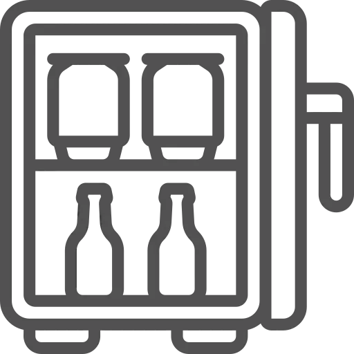 Mini refrigerador con dos latas en el estante superior y dos botellas en el estante inferior.