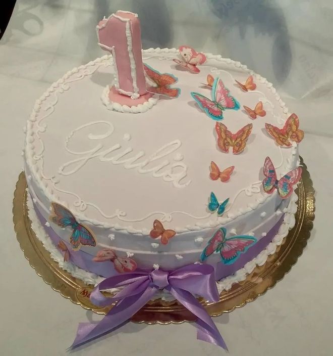 Torta di compleanno con farfalle