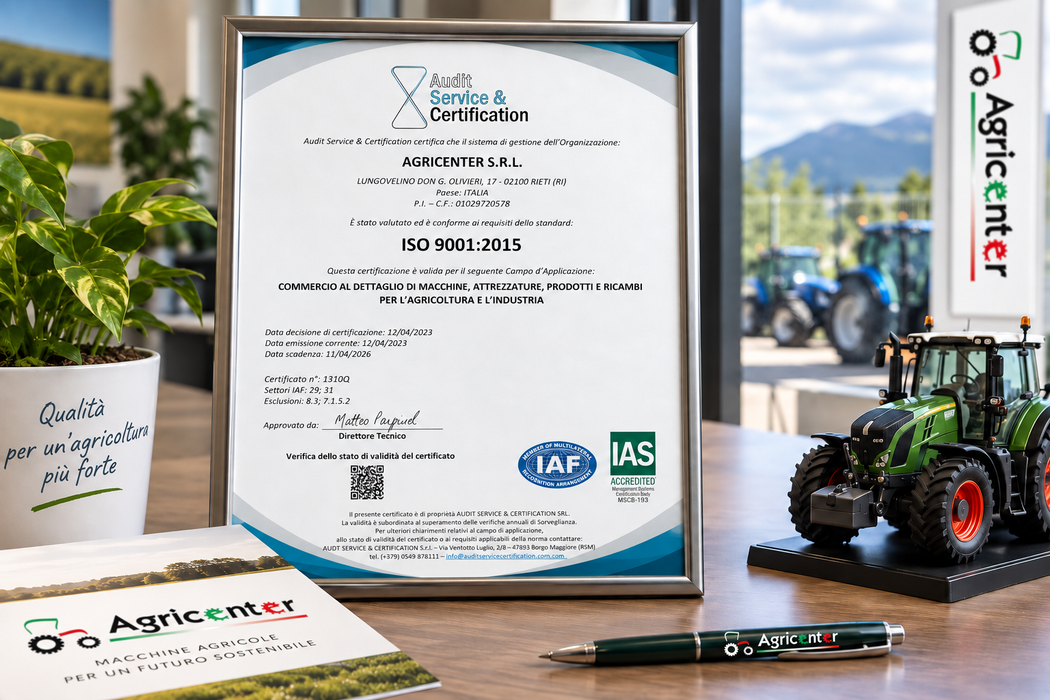 Un certificato di certificazione agricola accanto a un modellino di trattore, una penna e il marchio Agrinet su una scrivania.