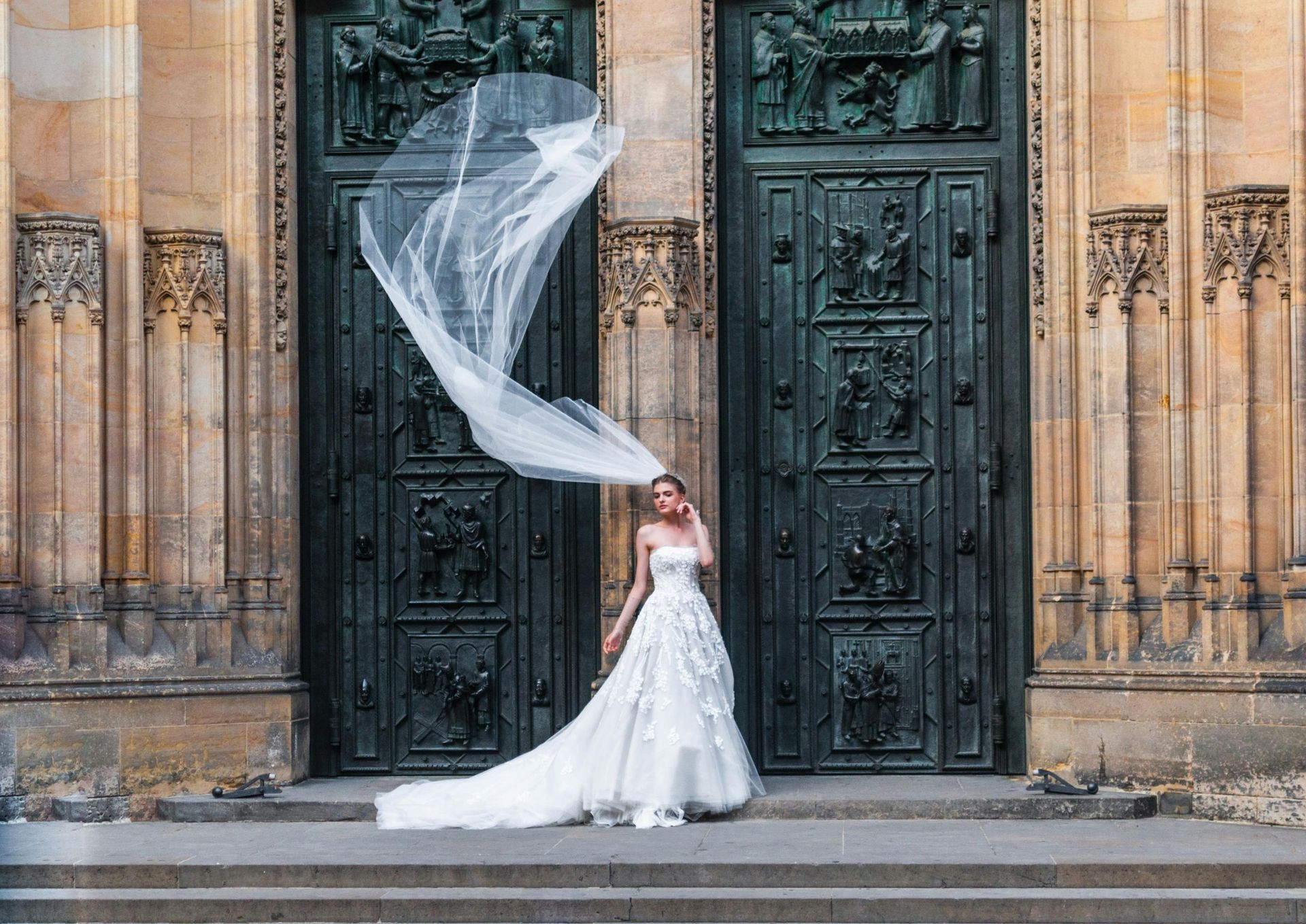 Una donna è seduta su una sedia in un negozio di abiti da sposa.