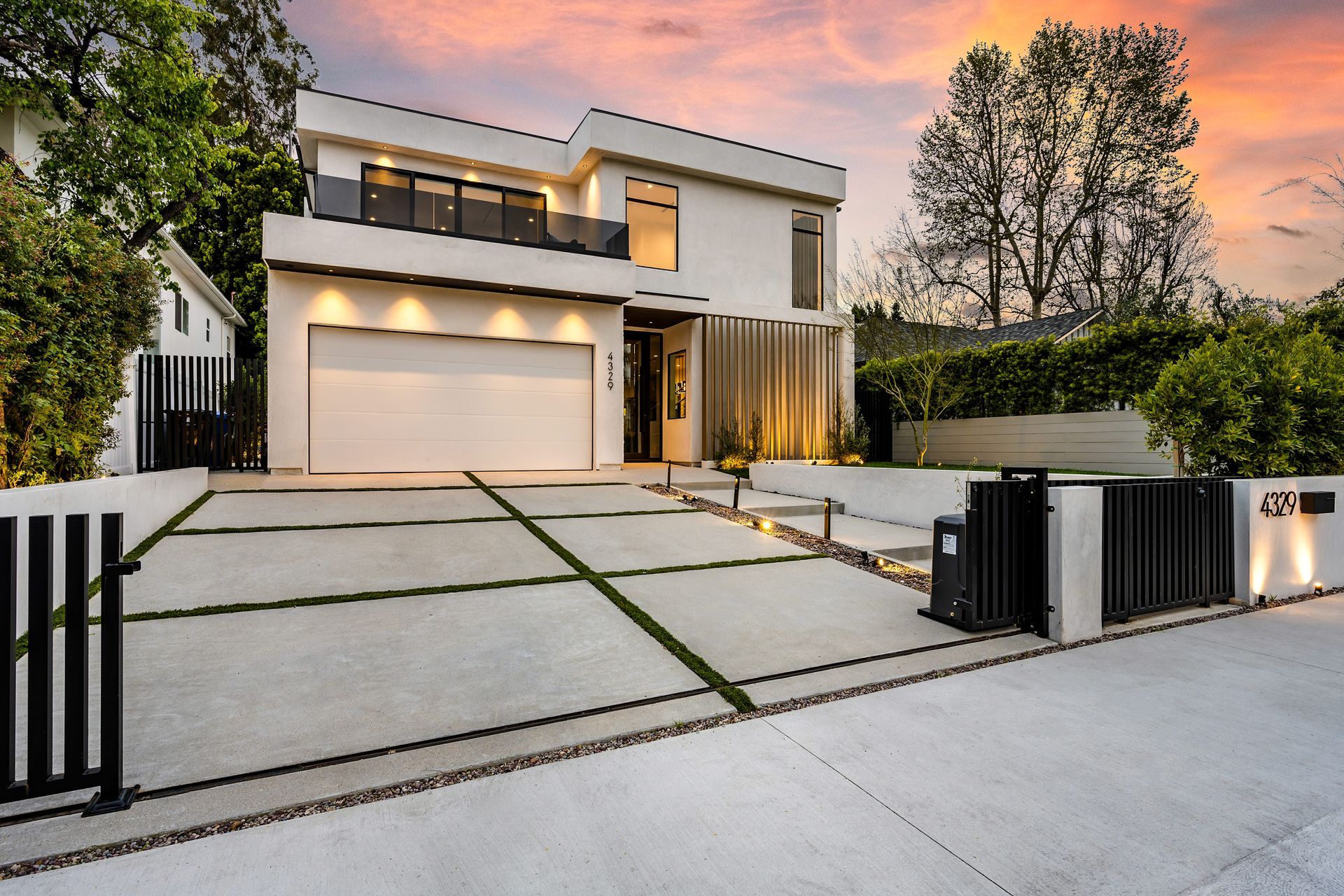 Flat roof house in Los Angeles, CA
