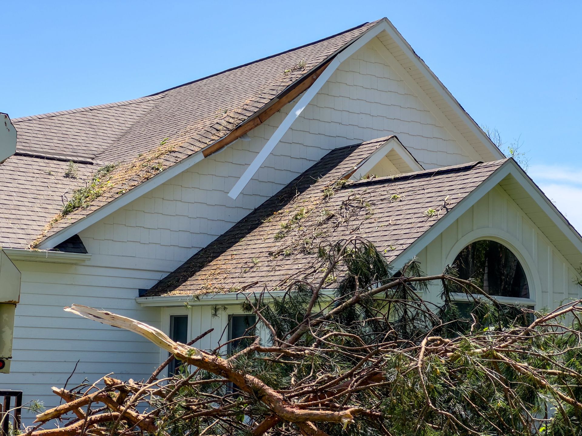 Emergency roof repair in Santa Clarita, CA