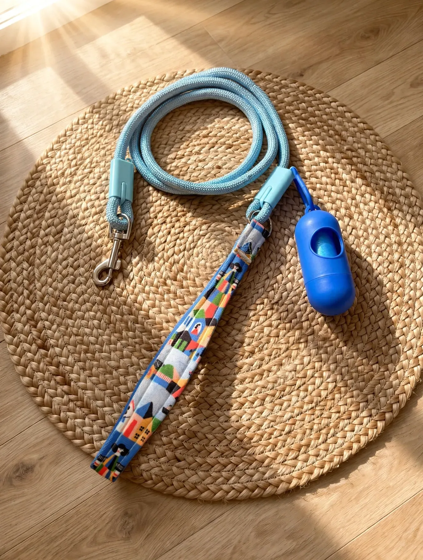 Cuatro coloridas correas retráctiles para perros yacían sobre una alfombra tejida, bañadas por la luz del sol.