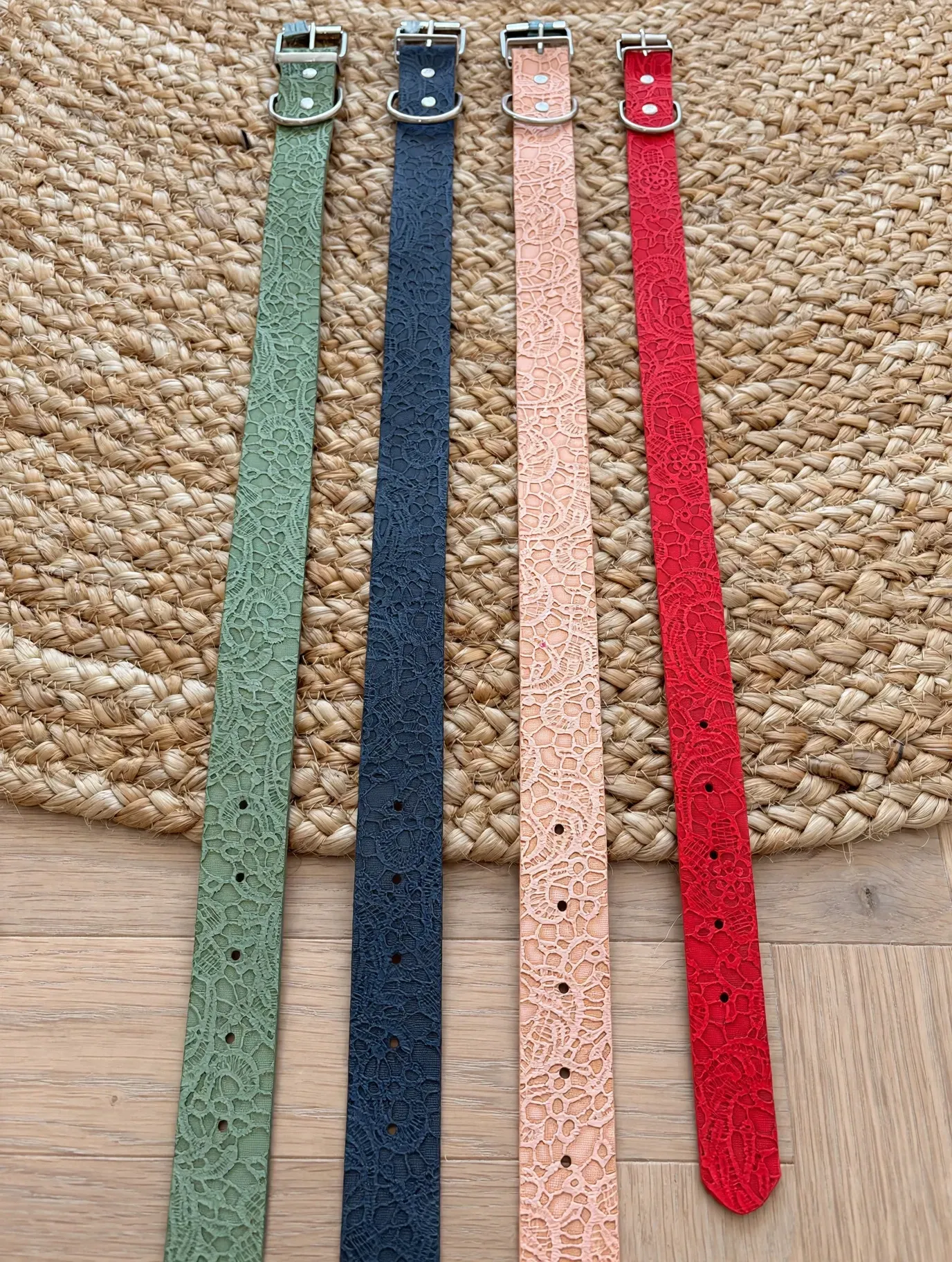 Cuatro estrechas cintas texturizadas en verde, azul, rosa y rojo dispuestas verticalmente
