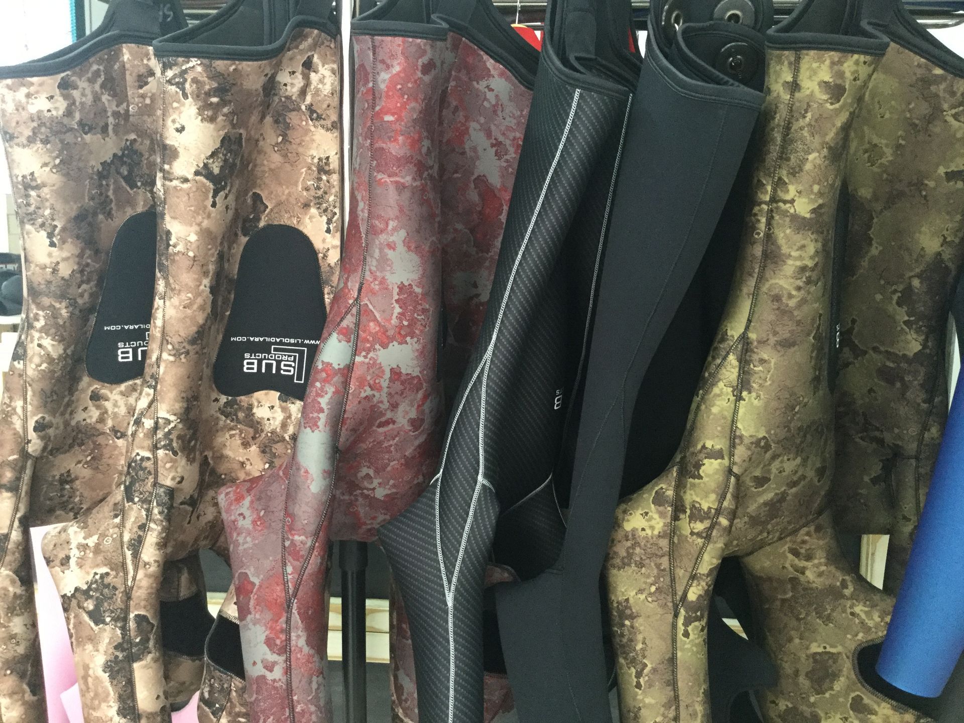 Una fila di mute da sub sono appese su un rack