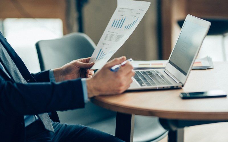 Commercialista che esamina dei documenti