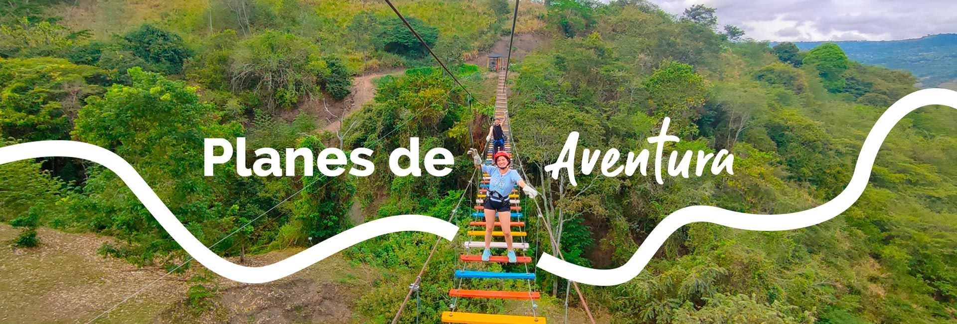 Persona deslizándose en tirolesa sobre un exuberante paisaje verde. El texto dice: 