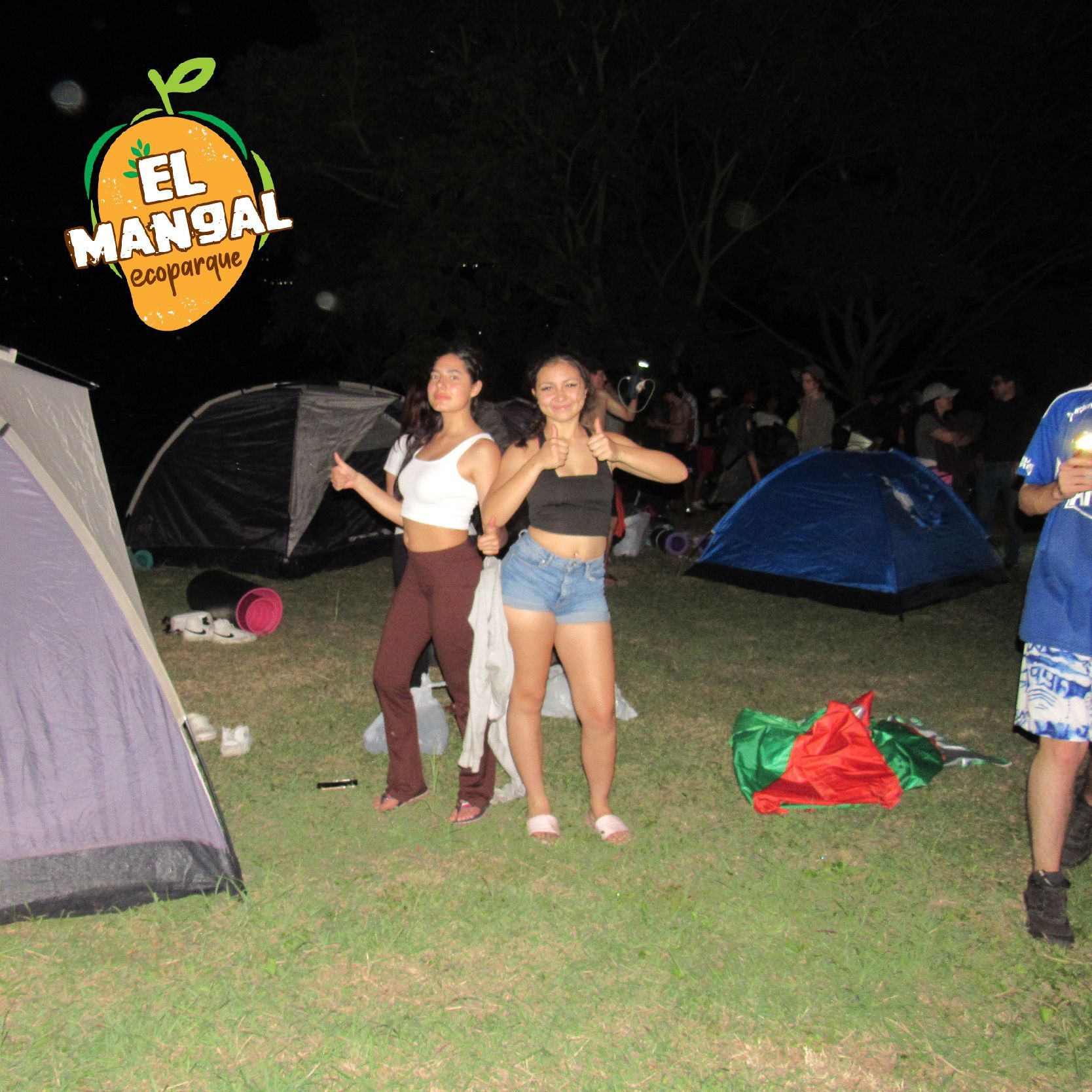 Dos personas bailando en un camping. El logo de 