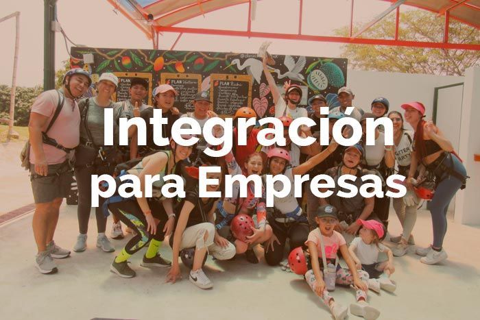 Grupo de personas, sonrientes, con equipo de seguridad, al aire libre; superposición de texto
