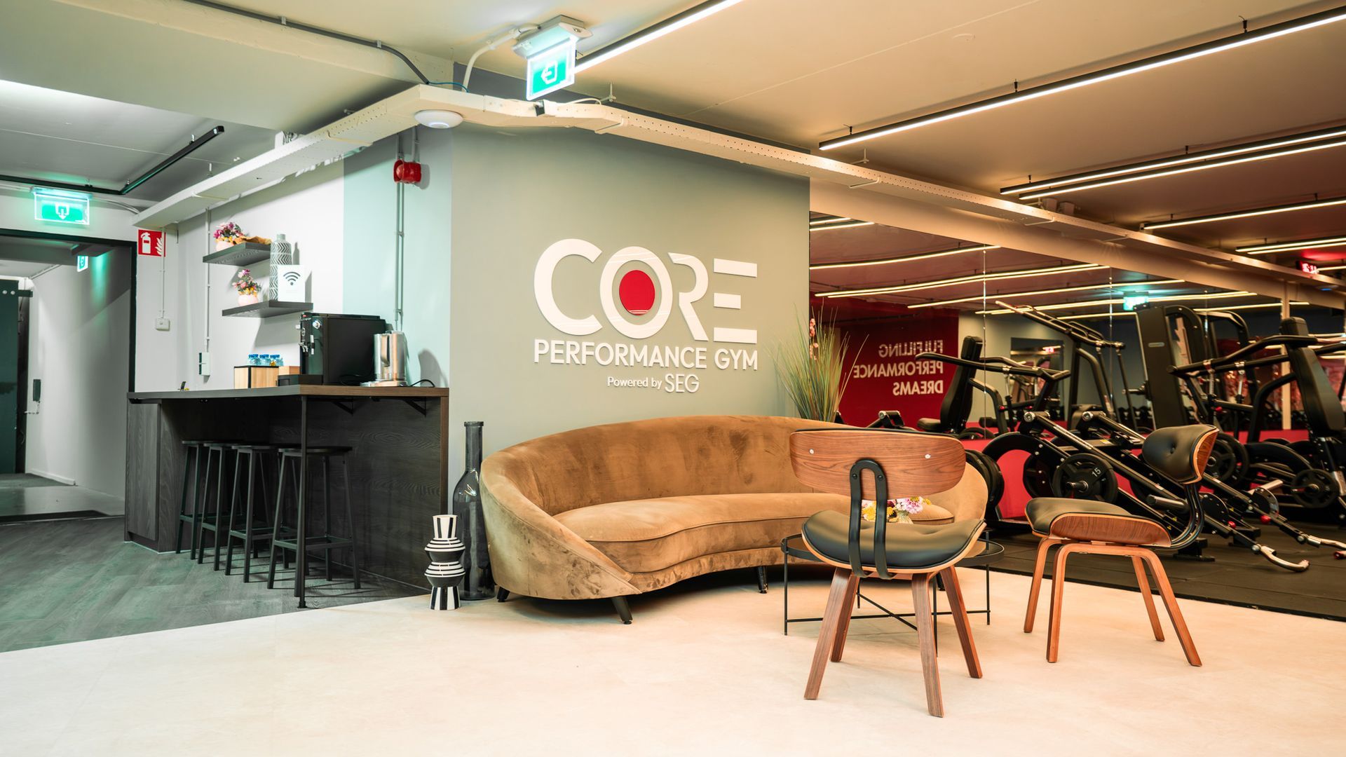 Een rij zwarte en gouden elektrische scooters staat geparkeerd op een donkere plank in een showroom.