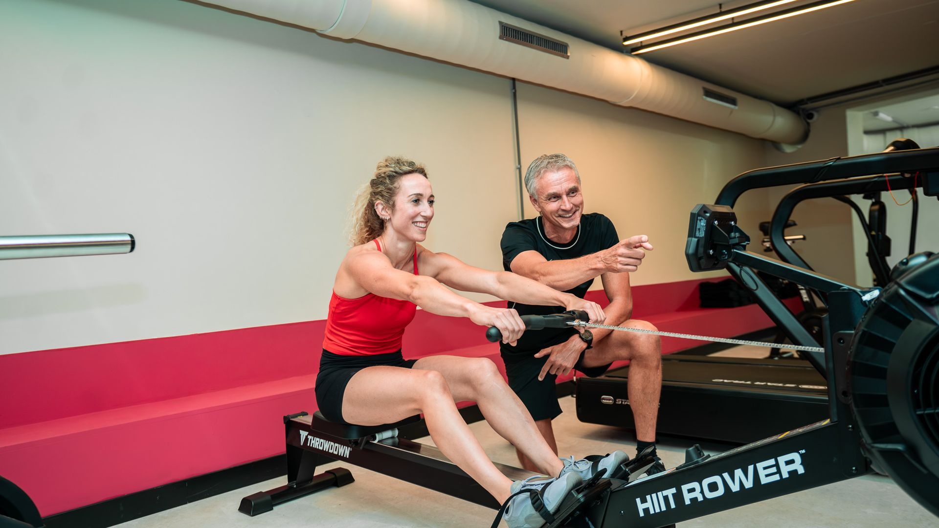 Een rij verchroomde dumbbells op een rek in de sportschool, met de genummerde uiteinden zichtbaar.