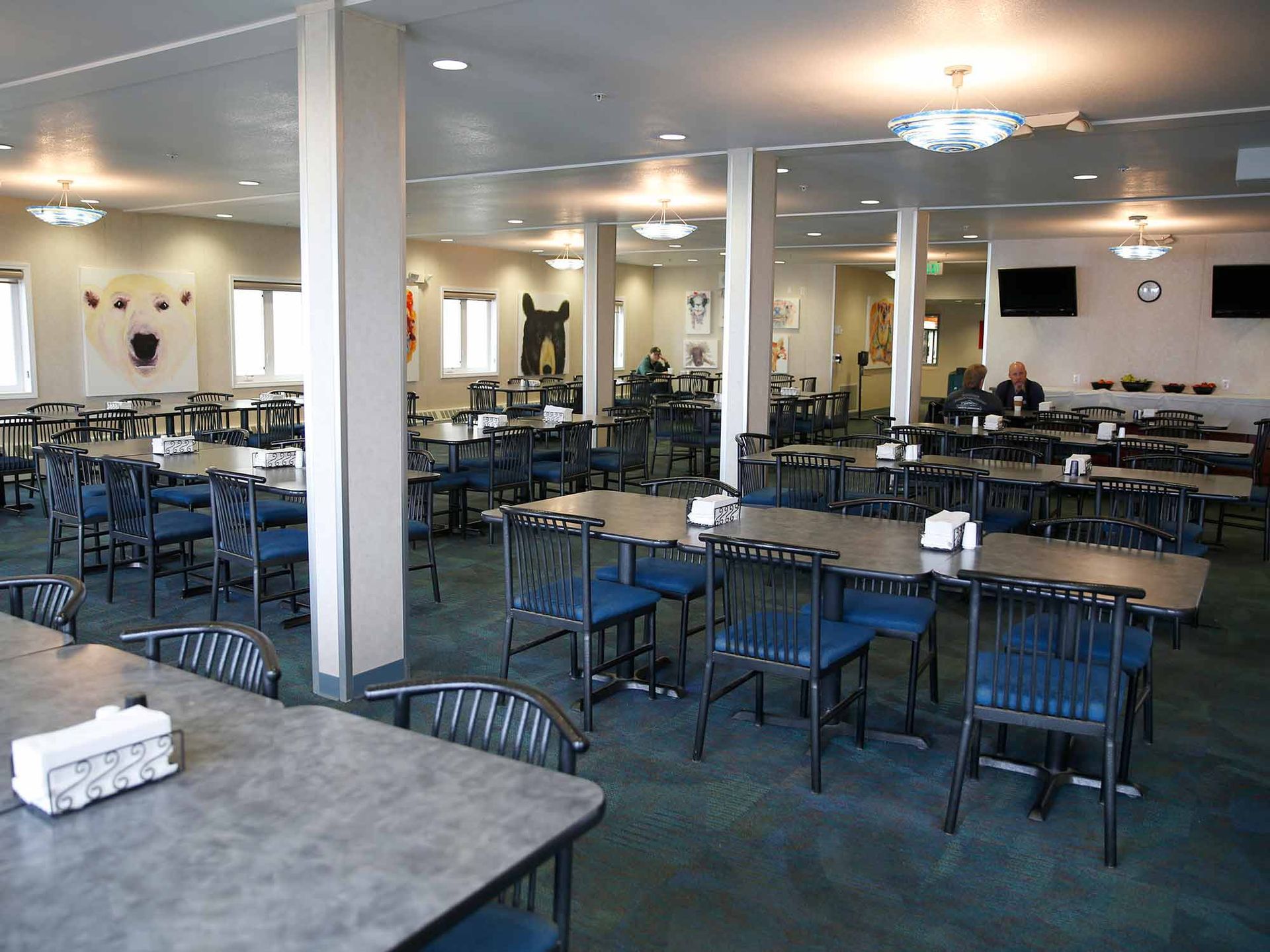 A large dining room with lots of tables and chairs