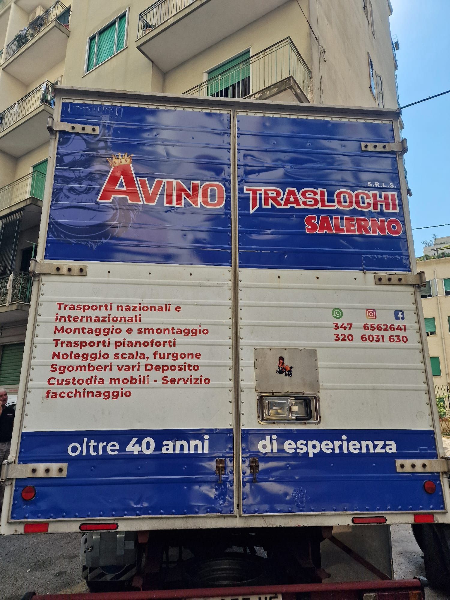 Camion blu con l'insegna della ditta di traslochi 