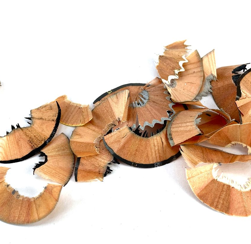 Potloodslijpsel op een witte achtergrond