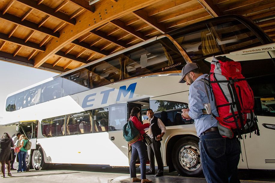 Pessoas embarcando num ônibus Double Decker, com o texto