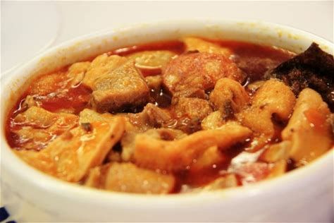 Un plato de guiso con carne y verduras sobre una mesa.