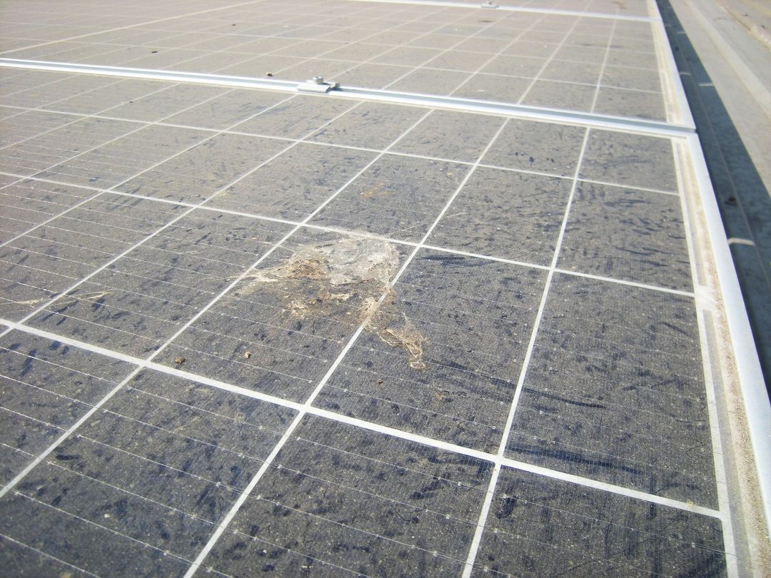 Pannello solare con una piccola macchia di sporco o detriti sulla superficie.