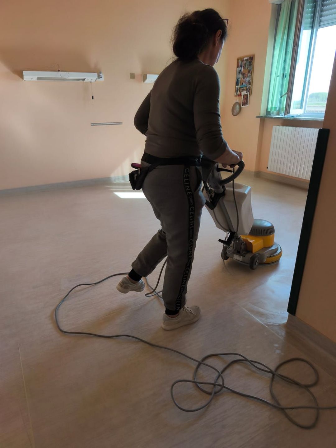 Carrello per le pulizie dell'ufficio e cartello di avvertimento 