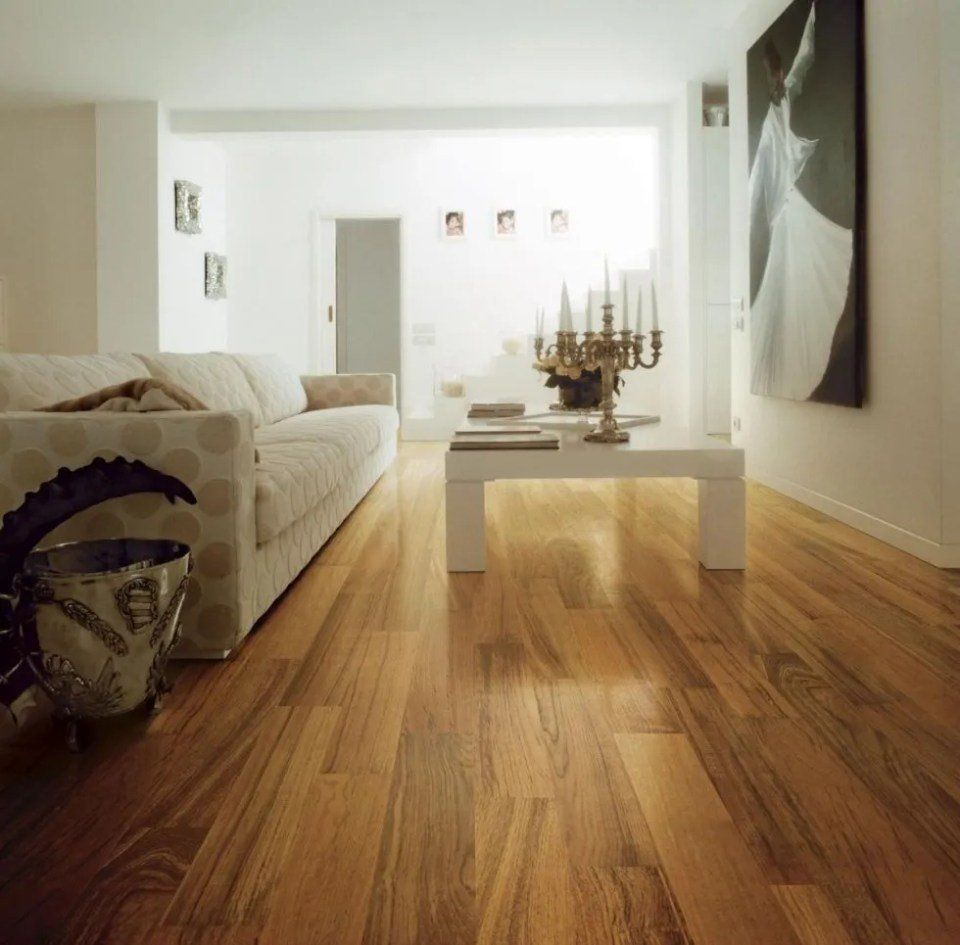 salotto con parquet a listoni larghi
