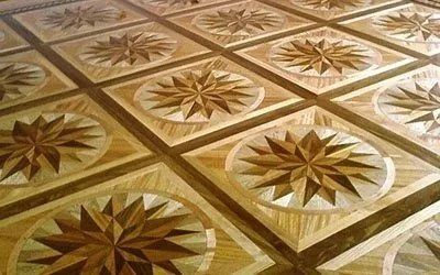 parquet con decorazioni e legni di varie tonalità