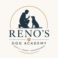 Het logo van Reno's Dog Academy, met een persoon die een zittende hond traint, in marineblauw en goud.