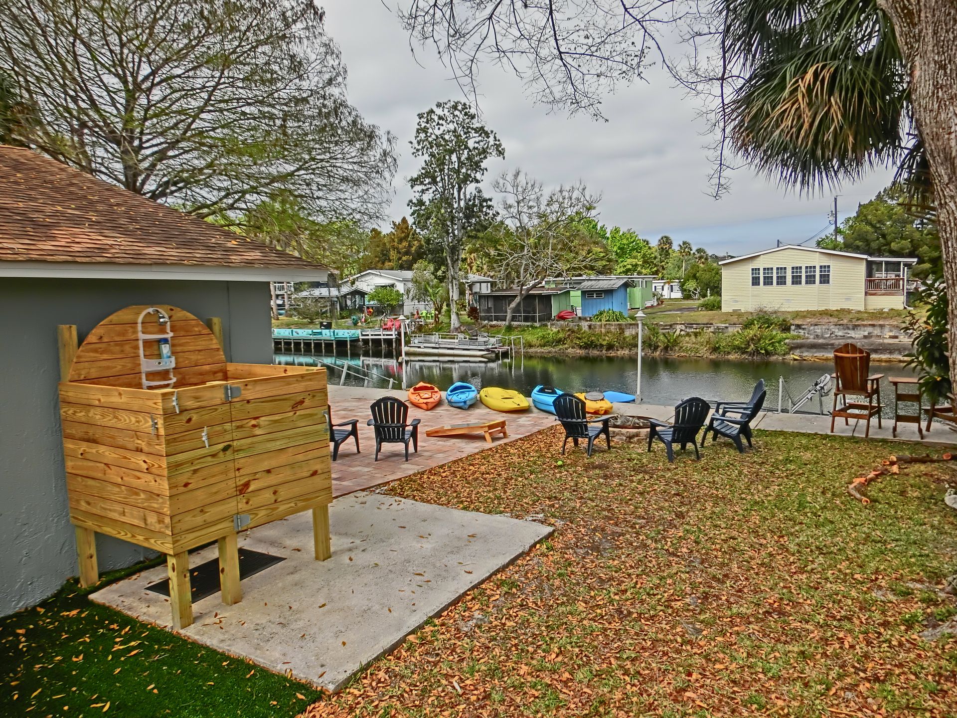 Kayaks, Swim Mat, Fire Pit, Outdoor Shower! PET FRIENDLY Weeki Wachee
