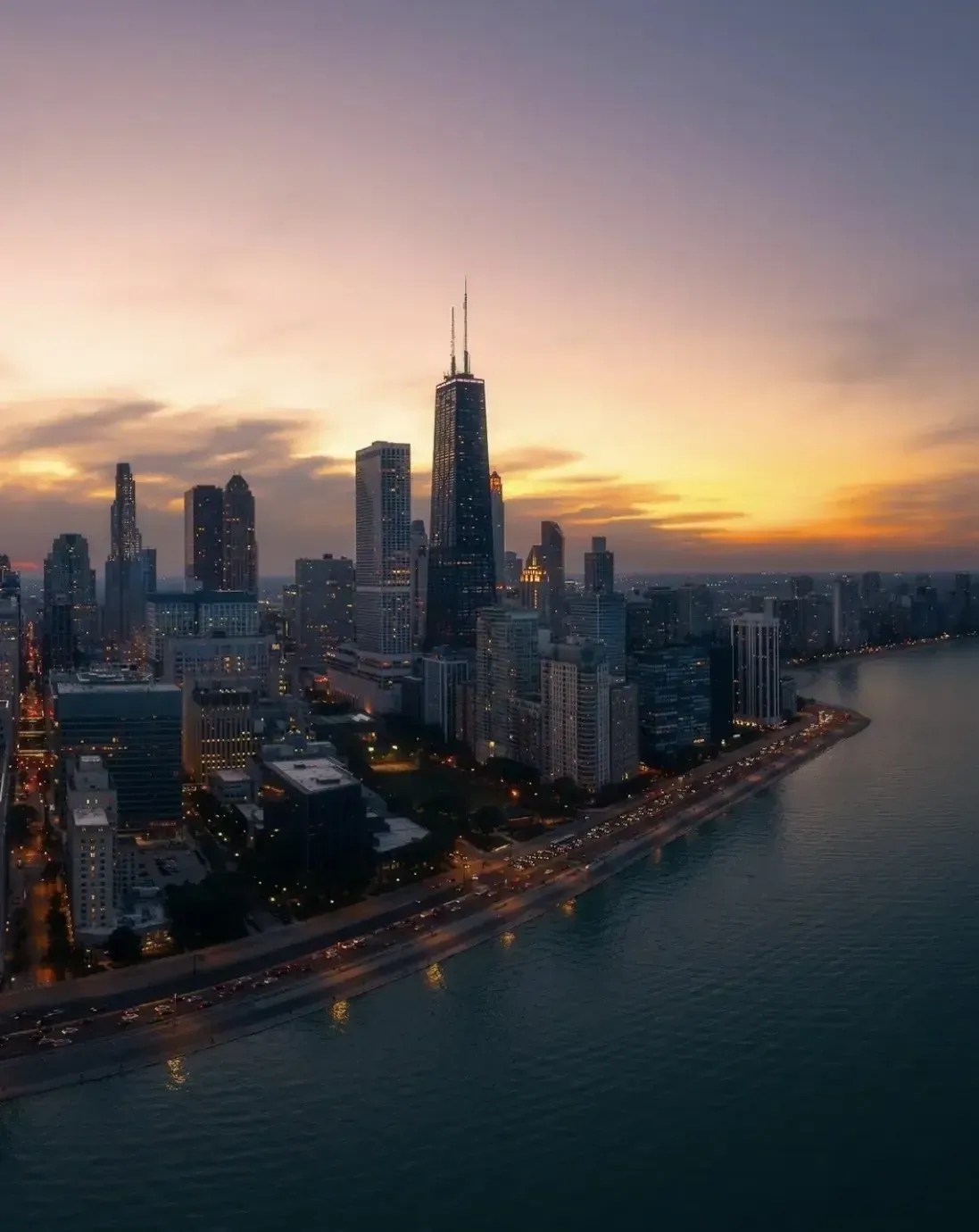 El horizonte de Chicago al atardecer, con la torre Hancock, la Gold Coast y Lake Shore Drive junto al lago Michigan