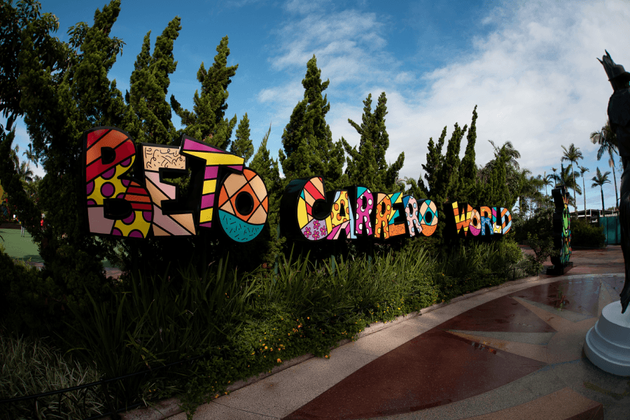 Uma placa colorida em estilo grafite com os dizeres