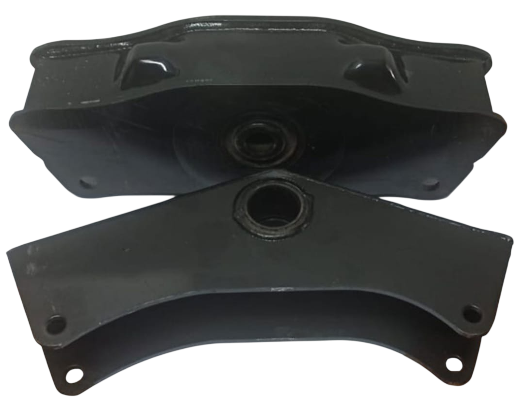 Dos paneles automotrices de plástico negro curvado con aberturas circulares, apilados uno encima del otro.