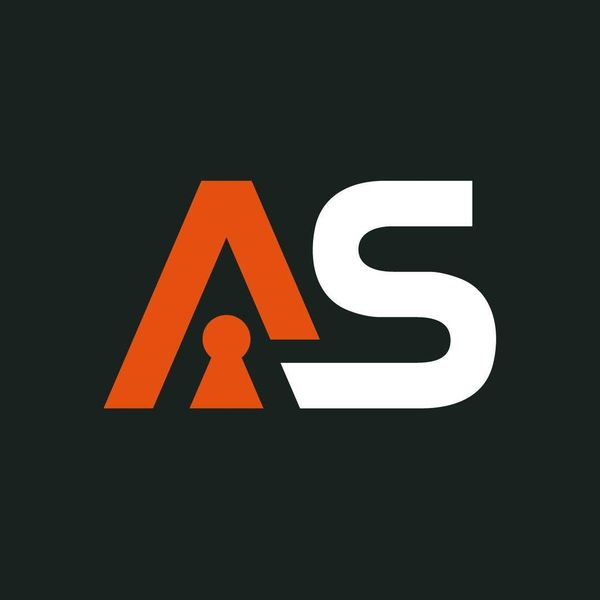 Logotipo AS naranja y blanco con una cerradura en la A sobre un fondo oscuro