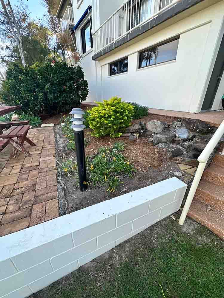 Beautiful Front Landscape of A Building — Hallsmark Property Services