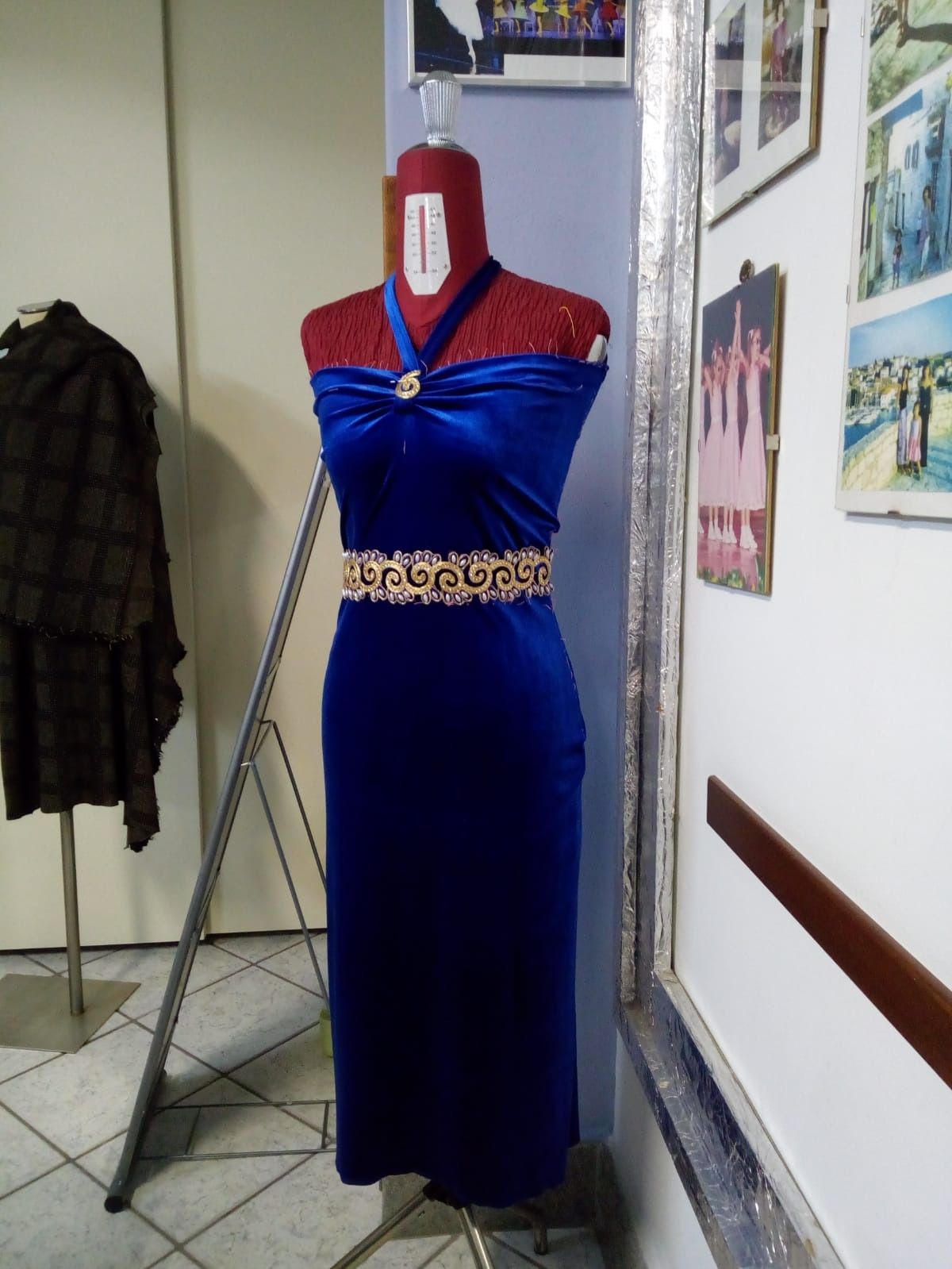 Un vestito blu è su un manichino in una stanza