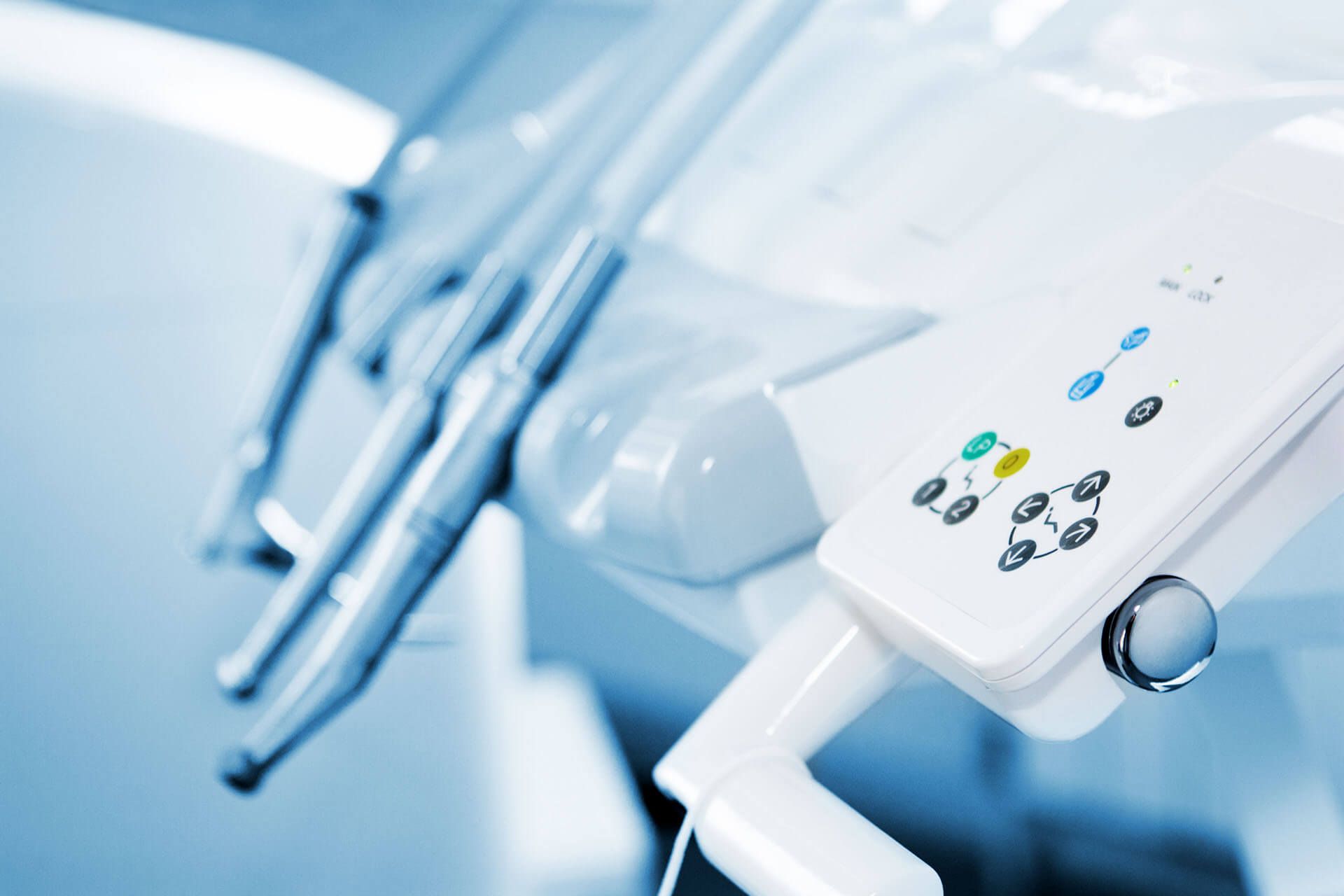 Un primo piano di una poltrona odontoiatrica con telecomando