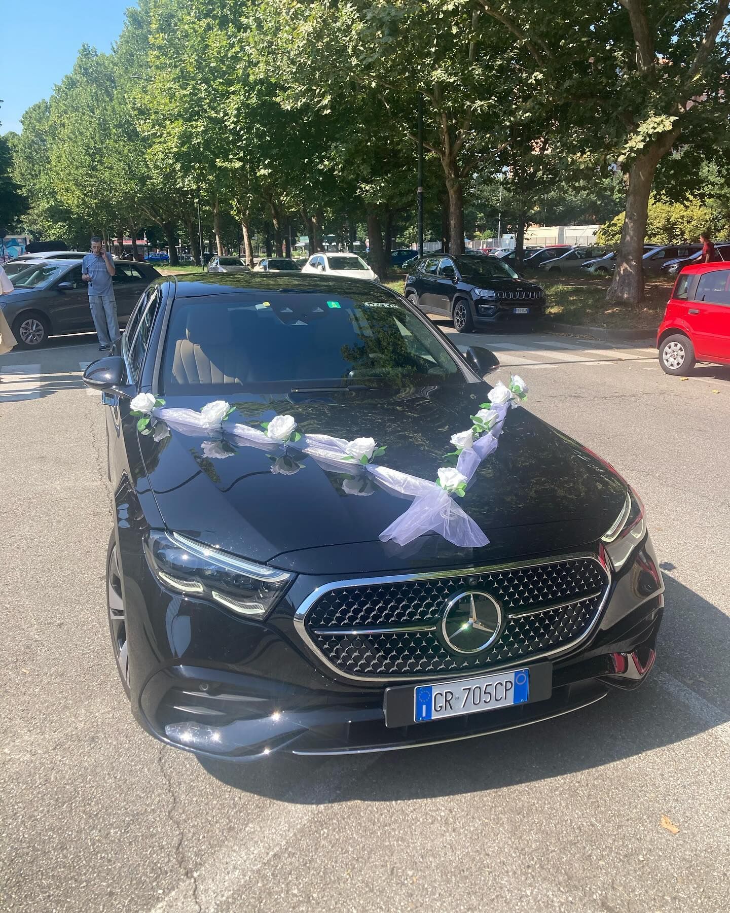 Une voiture noire est garée devant une église.